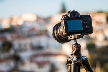 Azenhas, Maris 'i Lizbon' a yakın bir sahil kasabası Canon Camera 'dan Portekiz manzaralı bir yer haline getiriyor. Azenhas do Maris, Portekiz 'in Sintra belediyesine bağlı bir sahil kasabasıdır.. 