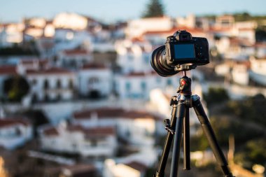 Azenhas, Maris 'i Lizbon' a yakın bir sahil kasabası Canon Camera 'dan Portekiz manzaralı bir yer haline getiriyor. Azenhas do Maris, Portekiz 'in Sintra belediyesine bağlı bir sahil kasabasıdır.. 