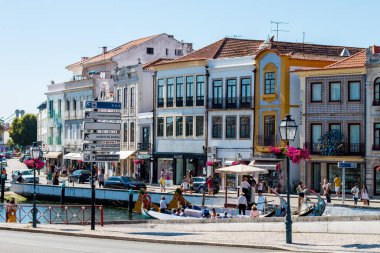 Aveiro, Portekiz 'de bir şehirdir. Aveirois, İtalya 'nın Venedik kentine benzeyen kanallar ve tekneler sistemi nedeniyle 