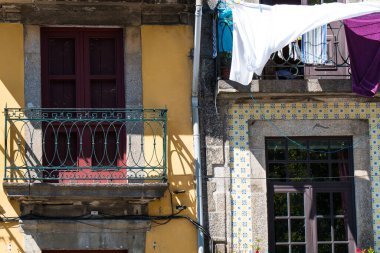 Porto ya da Oporto Portekiz 'in en büyük ikinci şehridir. Porto, Portekiz 'in Porto şehrinin tarihi merkezi olan Duoro nehri boyunca yer alan Ribeira Meydanı' ndaki evleriyle ünlüdür. UNESCO Dünya Mirasları Listesine eklendi 