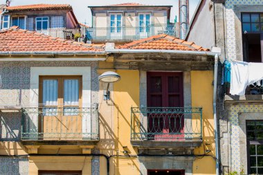 Porto ya da Oporto Portekiz 'in en büyük ikinci şehridir. Porto, Portekiz 'in Porto şehrinin tarihi merkezi olan Duoro nehri boyunca yer alan Ribeira Meydanı' ndaki evleriyle ünlüdür. UNESCO Dünya Mirasları Listesine eklendi 