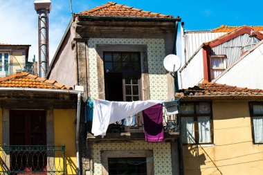 Porto ya da Oporto Portekiz 'in en büyük ikinci şehridir. Porto, Portekiz 'in Porto şehrinin tarihi merkezi olan Duoro nehri boyunca yer alan Ribeira Meydanı' ndaki evleriyle ünlüdür. UNESCO Dünya Mirasları Listesine eklendi 