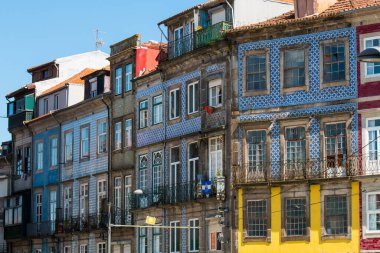 Porto ya da Oporto Portekiz 'in en büyük ikinci şehridir. Porto, Portekiz 'in Porto şehrinin tarihi merkezi olan Duoro nehri boyunca yer alan Ribeira Meydanı' ndaki evleriyle ünlüdür. UNESCO Dünya Mirasları Listesine eklendi 