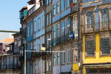 Porto ya da Oporto Portekiz 'in en büyük ikinci şehridir. Porto, Portekiz 'in Porto şehrinin tarihi merkezi olan Duoro nehri boyunca yer alan Ribeira Meydanı' ndaki evleriyle ünlüdür. UNESCO Dünya Mirasları Listesine eklendi 