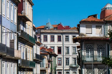 Porto ya da Oporto Portekiz 'in en büyük ikinci şehridir. Porto, Portekiz 'in Porto şehrinin tarihi merkezi olan Duoro nehri boyunca yer alan Ribeira Meydanı' ndaki evleriyle ünlüdür. UNESCO Dünya Mirasları Listesine eklendi 