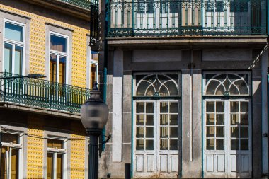 Porto ya da Oporto Portekiz 'in en büyük ikinci şehridir. Porto, Portekiz 'in Porto şehrinin tarihi merkezi olan Duoro nehri boyunca yer alan Ribeira Meydanı' ndaki evleriyle ünlüdür. UNESCO Dünya Mirasları Listesine eklendi 