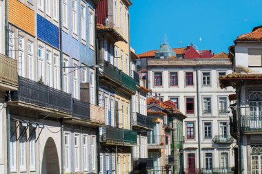 Porto ya da Oporto Portekiz 'in en büyük ikinci şehridir. Porto, Portekiz 'in Porto şehrinin tarihi merkezi olan Duoro nehri boyunca yer alan Ribeira Meydanı' ndaki evleriyle ünlüdür. UNESCO Dünya Mirasları Listesine eklendi 