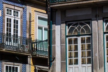 Porto ya da Oporto Portekiz 'in en büyük ikinci şehridir. Porto, Portekiz 'in Porto şehrinin tarihi merkezi olan Duoro nehri boyunca yer alan Ribeira Meydanı' ndaki evleriyle ünlüdür. UNESCO Dünya Mirasları Listesine eklendi 