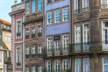 Porto ya da Oporto Portekiz 'in en büyük ikinci şehridir. Porto, Portekiz 'in Porto şehrinin tarihi merkezi olan Duoro nehri boyunca yer alan Ribeira Meydanı' ndaki evleriyle ünlüdür. UNESCO Dünya Mirasları Listesine eklendi 
