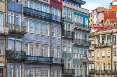Porto ya da Oporto Portekiz 'in en büyük ikinci şehridir. Porto, Portekiz 'in Porto şehrinin tarihi merkezi olan Duoro nehri boyunca yer alan Ribeira Meydanı' ndaki evleriyle ünlüdür. UNESCO Dünya Mirasları Listesine eklendi 
