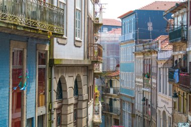 Porto ya da Oporto Portekiz 'in en büyük ikinci şehridir. Porto, Portekiz 'in Porto şehrinin tarihi merkezi olan Duoro nehri boyunca yer alan Ribeira Meydanı' ndaki evleriyle ünlüdür. UNESCO Dünya Mirasları Listesine eklendi 