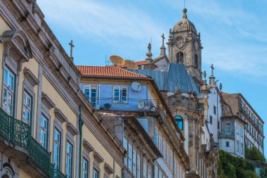 Porto ya da Oporto Portekiz 'in en büyük ikinci şehridir. Porto, Portekiz 'in Porto şehrinin tarihi merkezi olan Duoro nehri boyunca yer alan Ribeira Meydanı' ndaki evleriyle ünlüdür. UNESCO Dünya Mirasları Listesine eklendi 