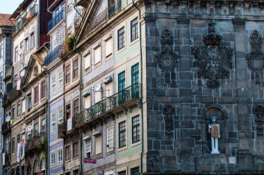 Porto ya da Oporto Portekiz 'in en büyük ikinci şehridir. Porto, Portekiz 'in Porto şehrinin tarihi merkezi olan Duoro nehri boyunca yer alan Ribeira Meydanı' ndaki evleriyle ünlüdür. UNESCO Dünya Mirasları Listesine eklendi 
