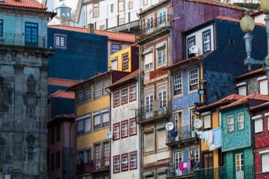 Porto ya da Oporto Portekiz 'in en büyük ikinci şehridir. Porto, Portekiz 'in Porto şehrinin tarihi merkezi olan Duoro nehri boyunca yer alan Ribeira Meydanı' ndaki evleriyle ünlüdür. UNESCO Dünya Mirasları Listesine eklendi 