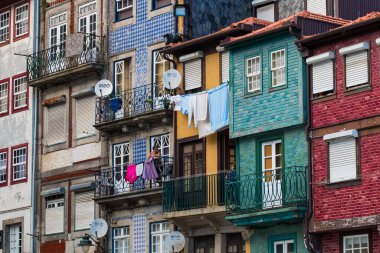 Porto ya da Oporto Portekiz 'in en büyük ikinci şehridir. Porto, Portekiz 'in Porto şehrinin tarihi merkezi olan Duoro nehri boyunca yer alan Ribeira Meydanı' ndaki evleriyle ünlüdür. UNESCO Dünya Mirasları Listesine eklendi 