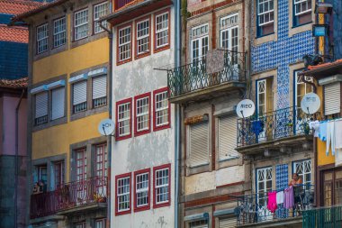 Porto ya da Oporto Portekiz 'in en büyük ikinci şehridir. Porto, Portekiz 'in Porto şehrinin tarihi merkezi olan Duoro nehri boyunca yer alan Ribeira Meydanı' ndaki evleriyle ünlüdür. UNESCO Dünya Mirasları Listesine eklendi 