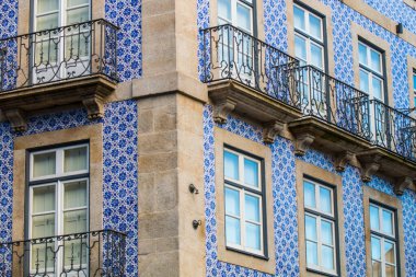 Porto ya da Oporto Portekiz 'in en büyük ikinci şehridir. Porto, Portekiz 'in Porto şehrinin tarihi merkezi olan Duoro nehri boyunca yer alan Ribeira Meydanı' ndaki evleriyle ünlüdür. UNESCO Dünya Mirasları Listesine eklendi 
