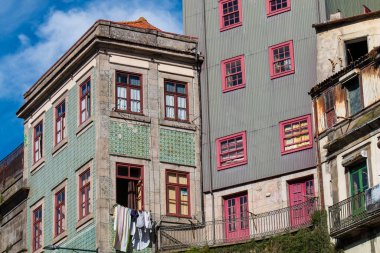 Porto ya da Oporto Portekiz 'in en büyük ikinci şehridir. Porto, Portekiz 'in Porto şehrinin tarihi merkezi olan Duoro nehri boyunca yer alan Ribeira Meydanı' ndaki evleriyle ünlüdür. UNESCO Dünya Mirasları Listesine eklendi 