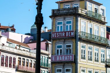Porto ya da Oporto Portekiz 'in en büyük ikinci şehridir. Porto, Portekiz 'in Porto şehrinin tarihi merkezi olan Duoro nehri boyunca yer alan Ribeira Meydanı' ndaki evleriyle ünlüdür. UNESCO Dünya Mirasları Listesine eklendi 
