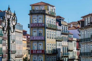 Porto ya da Oporto Portekiz 'in en büyük ikinci şehridir. Porto, Portekiz 'in Porto şehrinin tarihi merkezi olan Duoro nehri boyunca yer alan Ribeira Meydanı' ndaki evleriyle ünlüdür. UNESCO Dünya Mirasları Listesine eklendi 