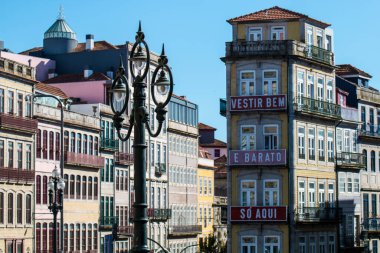 Porto ya da Oporto Portekiz 'in en büyük ikinci şehridir. Porto, Portekiz 'in Porto şehrinin tarihi merkezi olan Duoro nehri boyunca yer alan Ribeira Meydanı' ndaki evleriyle ünlüdür. UNESCO Dünya Mirasları Listesine eklendi 
