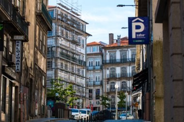 Porto ya da Oporto Portekiz 'in en büyük ikinci şehridir. Porto, Portekiz 'in Porto şehrinin tarihi merkezi olan Duoro nehri boyunca yer alan Ribeira Meydanı' ndaki evleriyle ünlüdür. UNESCO Dünya Mirasları Listesine eklendi 