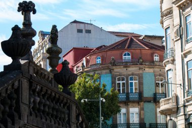 Porto ya da Oporto Portekiz 'in en büyük ikinci şehridir. Porto, Portekiz 'in Porto şehrinin tarihi merkezi olan Duoro nehri boyunca yer alan Ribeira Meydanı' ndaki evleriyle ünlüdür. UNESCO Dünya Mirasları Listesine eklendi 