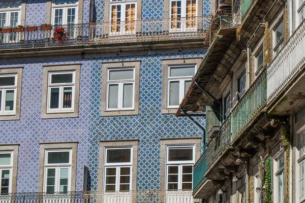 波尔图或波尔图是葡萄牙第二大城市 波尔图以位于葡萄牙波尔图历史中心的里贝拉广场 Ribeira Square 沿着多罗河的房屋而闻名 它被列入教科文组织世界遗产名录 — 图库照片