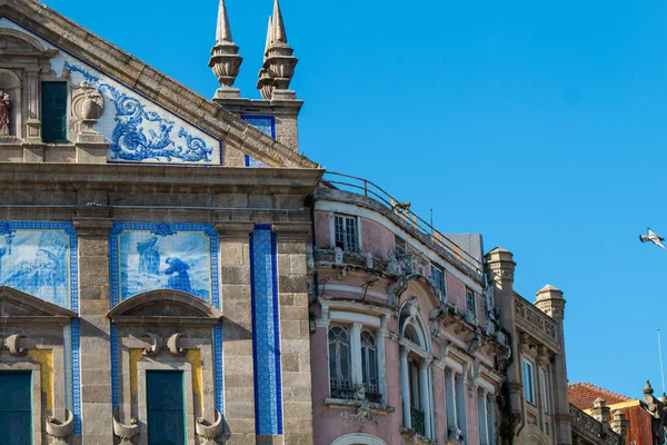 Porto ya da Oporto Portekiz 'in en büyük ikinci şehridir. Porto, Portekiz 'in Porto şehrinin tarihi merkezi olan Duoro nehri boyunca yer alan Ribeira Meydanı' ndaki evleriyle ünlüdür. UNESCO Dünya Mirasları Listesine eklendi 