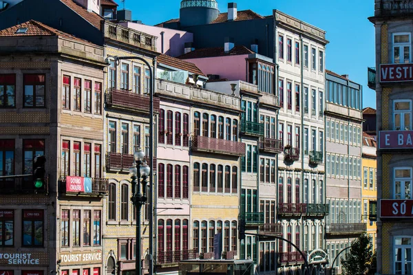 Porto ya da Oporto Portekiz 'in en büyük ikinci şehridir. Porto, Portekiz 'in Porto şehrinin tarihi merkezi olan Duoro nehri boyunca yer alan Ribeira Meydanı' ndaki evleriyle ünlüdür. UNESCO Dünya Mirasları Listesine eklendi 