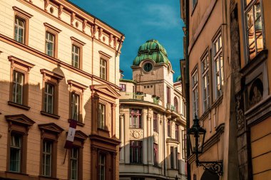 Prag 'ın tarihi merkezi, Charles Bridge ve Prag' ın eski binalarının manzarası. Avrupa Birliği 'nin en büyük 13. şehri olan Çek Cumhuriyeti' nin başkenti ve Bohemya 'nın tarihi başkentidir. Vltava Nehri.