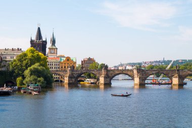 Prag 'ın tarihi merkezi, Charles Bridge ve Prag' ın eski binalarının manzarası. Avrupa Birliği 'nin en büyük 13. şehri olan Çek Cumhuriyeti' nin başkenti ve Bohemya 'nın tarihi başkentidir. Vltava Nehri.