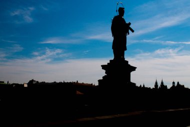 Prag 'ın tarihi merkezi, Charles Bridge ve Prag' ın eski binalarının manzarası. Avrupa Birliği 'nin en büyük 13. şehri olan Çek Cumhuriyeti' nin başkenti ve Bohemya 'nın tarihi başkentidir. Vltava Nehri.