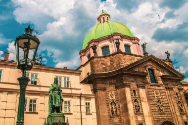 Prag 'ın tarihi merkezi, Charles Bridge ve Prag' ın eski binalarının manzarası. Avrupa Birliği 'nin en büyük 13. şehri olan Çek Cumhuriyeti' nin başkenti ve Bohemya 'nın tarihi başkentidir. Vltava Nehri.