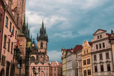 Prag 'ın tarihi merkezi, Charles Bridge ve Prag' ın eski binalarının manzarası. Avrupa Birliği 'nin en büyük 13. şehri olan Çek Cumhuriyeti' nin başkenti ve Bohemya 'nın tarihi başkentidir. Vltava Nehri.