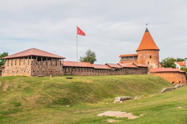 Trakai Tarihi Ulusal Parkı, UNESCO dünya mirası sahası, güzel bir yaz gününde. Trakai Adası Kalesi, Galve Gölü 'nün berrak sularını yansıtıyor. TRAKAI / LITHUANIA