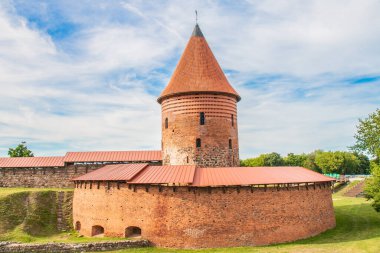 Trakai Tarihi Ulusal Parkı, UNESCO dünya mirası sahası, güzel bir yaz gününde. Trakai Adası Kalesi, Galve Gölü 'nün berrak sularını yansıtıyor. TRAKAI / LITHUANIA