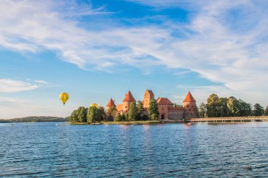 Trakai Tarihi Ulusal Parkı, UNESCO dünya mirası sahası, güzel bir yaz gününde. Trakai Adası Kalesi, Galve Gölü 'nün berrak sularını yansıtıyor. TRAKAI / LITHUANIA