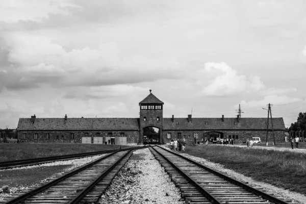 Auschwitz-Birkenau toplama kampı. Ölüm koğuşu. Yahudi imha kampı. Oswiecim 'deki Alman ölüm kampı. Polonya 'daki kamptan etrafı dikenli tellerle çevrili..