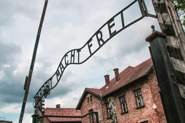 アウシュビッツ ビルケナウ強制収容所 死の兵舎だ ユダヤ人の強制収容所 オスイムでドイツ軍の死の収容所 ポーランドの収容所からの鉄条網 — ストック写真
