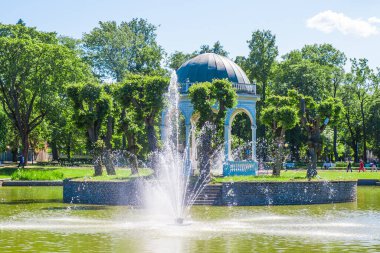 Kadriorg Sarayı Çar Büyük Peter tarafından 18. yüzyılda inşa edilmiştir. Kadriorg Sarayı, I. Catherine için Büyük Kuzey Savaşı 'ndan sonra inşa edilmiş bir Petrine Barok sarayıdır. Tallinn, Estonya. 
