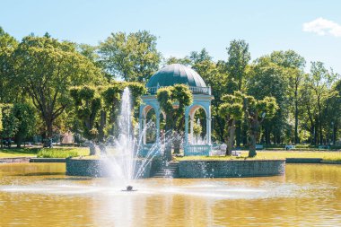 Kadriorg Sarayı Çar Büyük Peter tarafından 18. yüzyılda inşa edilmiştir. Kadriorg Sarayı, I. Catherine için Büyük Kuzey Savaşı 'ndan sonra inşa edilmiş bir Petrine Barok sarayıdır. Tallinn, Estonya. 