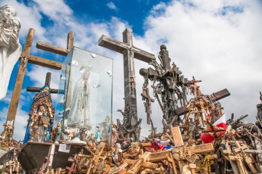 Haçlar Tepesi, Litvanya 'nın kuzeyinde ünlü bir hac mekanı. Kuzey Litvanya 'daki Siauliai şehrinin yaklaşık 12 km kuzeyindeki bir hac alanı..