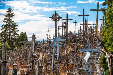 Haçlar Tepesi, Litvanya 'nın kuzeyinde ünlü bir hac mekanı. Kuzey Litvanya 'daki Siauliai şehrinin yaklaşık 12 km kuzeyindeki bir hac alanı..