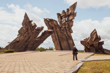 Kaunas, Litvanya 'daki 9. Kale' deki Nazizm kurbanlarının anısına. Astrongholdin kuzeydeki ofilainiai büyüklerinden, Kaunas, Litvanya. 19. yüzyılın sonlarında inşa edilen Kaunas Kalesi 'nin bir parçasıdır..