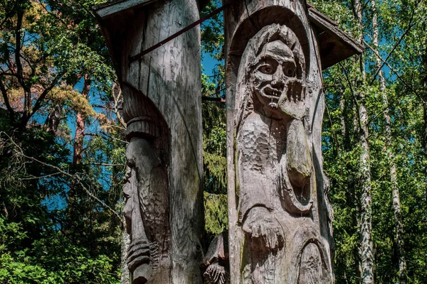 Hill Witchesはリトアニアのジュオドクラントに近い屋外彫刻ギャラリーです リトアニア シーサイドのクルオニア ラグーンの西約0 5キロメートルの森林に覆われた砂丘に位置しています 1979年から現在までに約80体の木彫が収蔵されている — ストック写真