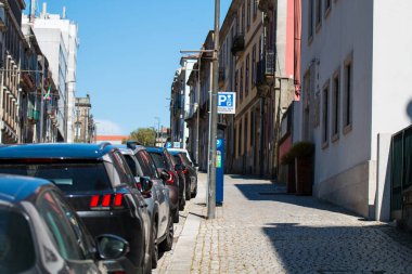 Porto ya da Oporto Portekiz 'in en büyük ikinci şehridir. Porto, Portekiz 'in Porto şehrinin tarihi merkezi olan Duoro nehri boyunca yer alan Ribeira Meydanı' ndaki evleriyle ünlüdür. UNESCO Dünya Mirasları Listesine eklendi 