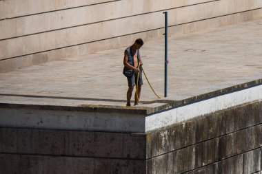 Porto ya da Oporto Portekiz 'in en büyük ikinci şehridir. Porto, Portekiz 'in Porto şehrinin tarihi merkezi olan Duoro nehri boyunca yer alan Ribeira Meydanı' ndaki evleriyle ünlüdür. UNESCO Dünya Mirasları Listesine eklendi 