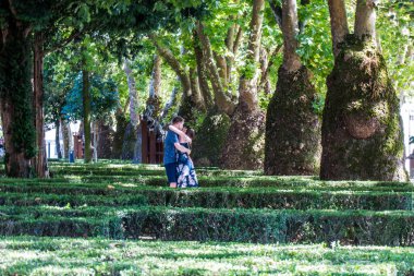 Porto ya da Oporto Portekiz 'in en büyük ikinci şehridir. Porto, Portekiz 'in Porto şehrinin tarihi merkezi olan Duoro nehri boyunca yer alan Ribeira Meydanı' ndaki evleriyle ünlüdür. UNESCO Dünya Mirasları Listesine eklendi 
