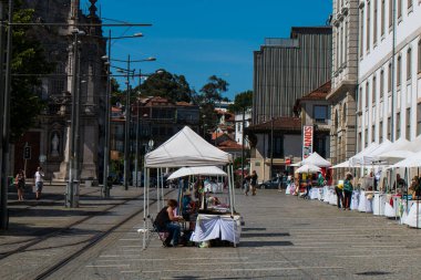 Porto ya da Oporto Portekiz 'in en büyük ikinci şehridir. Porto, Portekiz 'in Porto şehrinin tarihi merkezi olan Duoro nehri boyunca yer alan Ribeira Meydanı' ndaki evleriyle ünlüdür. UNESCO Dünya Mirasları Listesine eklendi 